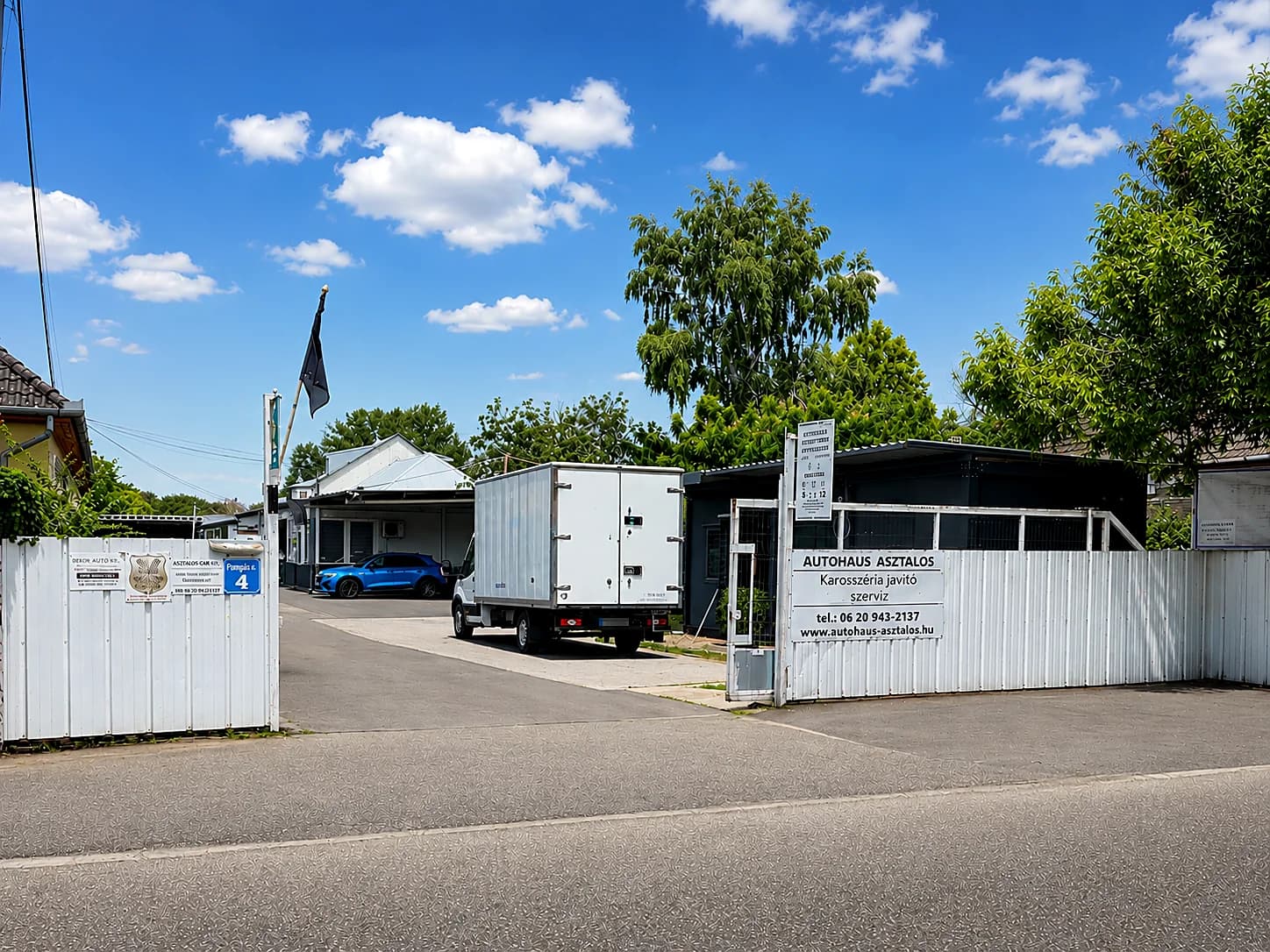 Az Autohaus Asztalos bejárata és cégtáblája a Pompás utcán