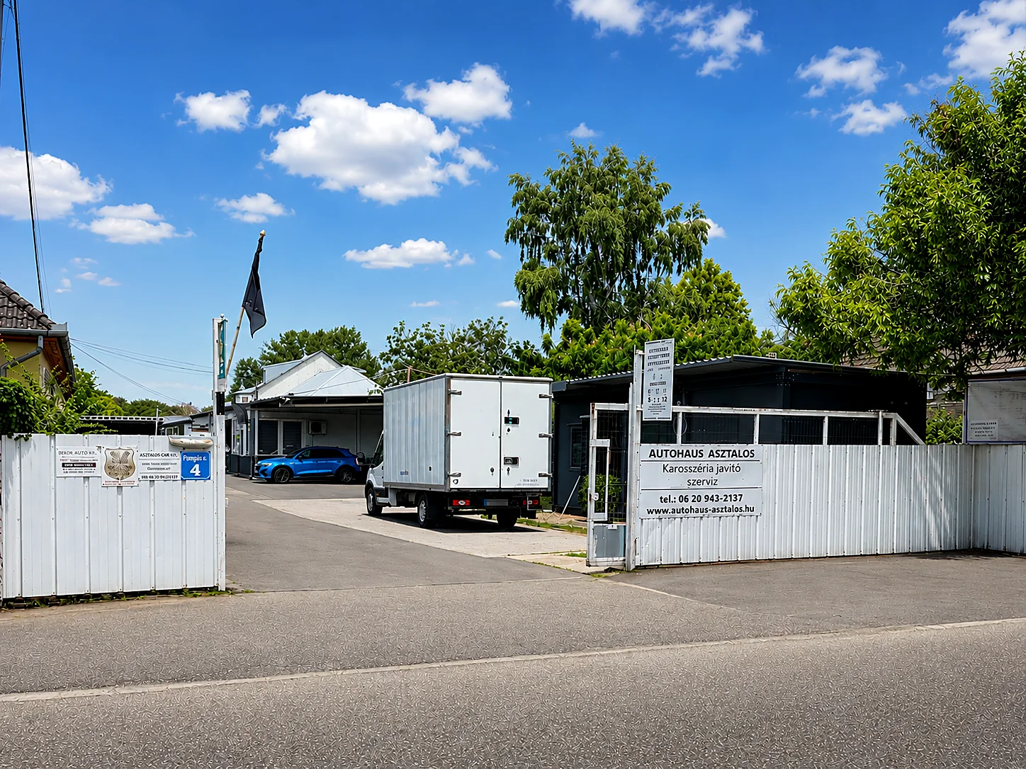 Az Autohaus Asztalos bejárata és cégtáblája a Pompás utcán